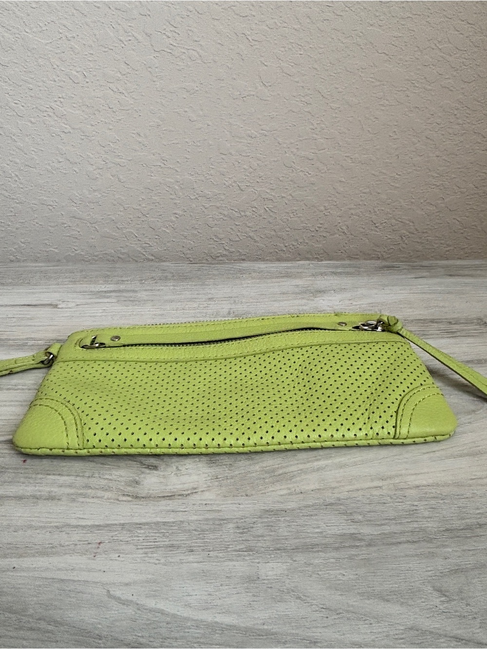 BANANA REPUBLIC Lime Green Y2K Boho Perforated Leather Wristlet Clutch Zipper - Picture 3 of 5